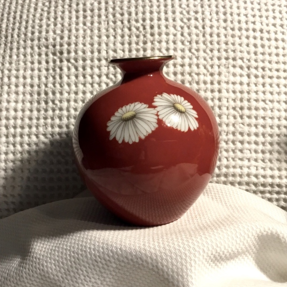 Vintage~Noritake Nippon Toki Kaisha Red Vase with White Daisy